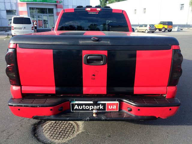 В Україні продають авто, на якому їздив Зеленський у серіалі Слуга народу - фото 414611