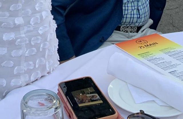 Телеведуча випадково засвітила публіці оголені груди моделі - фото 414625