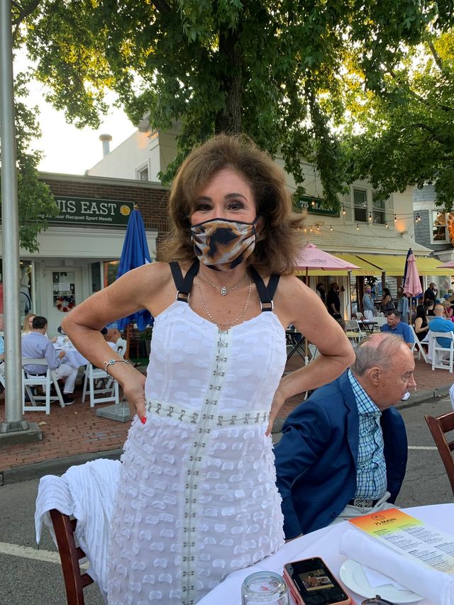 Телеведуча випадково засвітила публіці оголені груди моделі - фото 414626