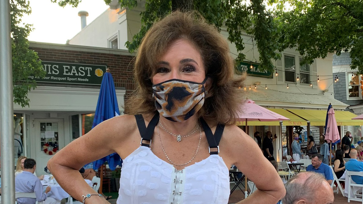 Телеведуча випадково засвітила публіці оголені груди моделі