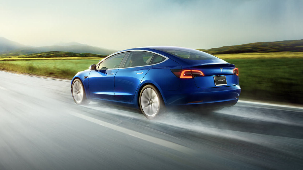 Автопілот Tesla Model 3 уникнув зіткнення на шосе - фото 1