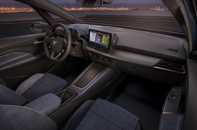 Cupra показала 'заряджений' електричний хетчбек - фото 414668