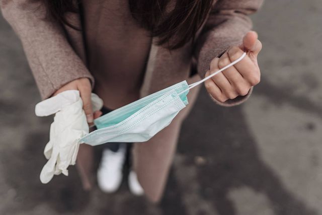 Люди ігнорують захисні маски, адже вони зазіхають на їхню свободу - фото 414947