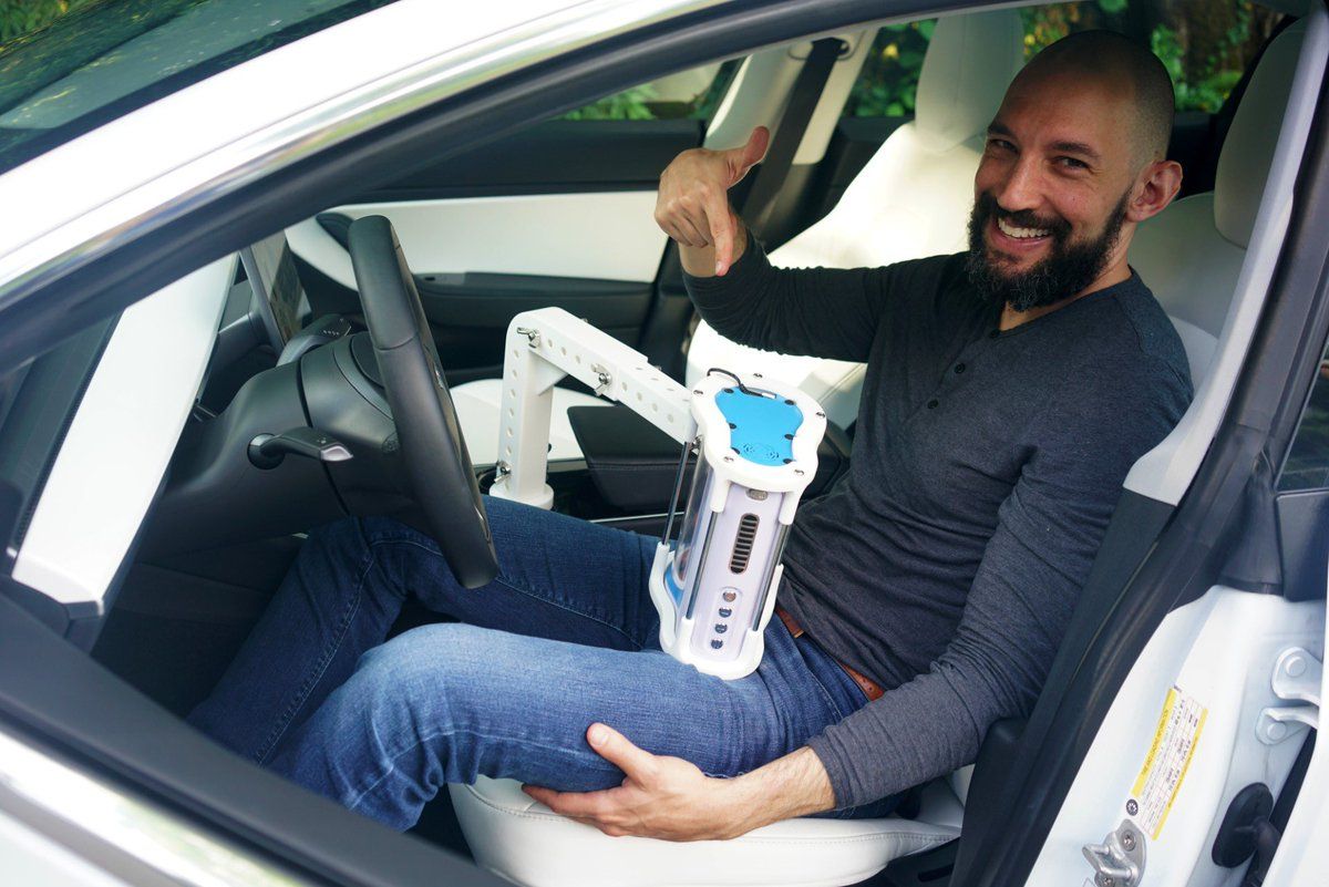 Поки кермує автопілот: водіям Tesla продаватимуть робота для орального сексу (відео 18+)