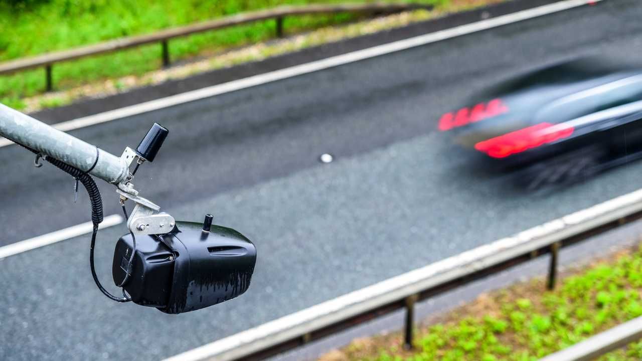 Водійку Ford оштрафували за швидкість у 703 км/год - фото 1