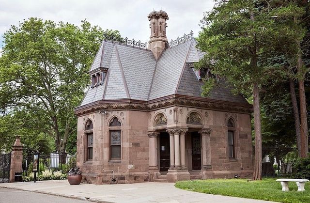 У Нью-Йорку відкрили моторошну вакансію: працівнику заплатять за проживання на кладовищі - фото 415081