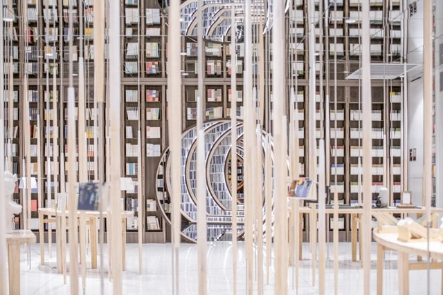 Книголюби оцінять: дивіться, як виглядає футуристична книгарня у Пекіні - фото 415191