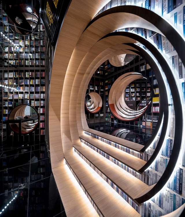 Книголюби оцінять: дивіться, як виглядає футуристична книгарня у Пекіні - фото 415197