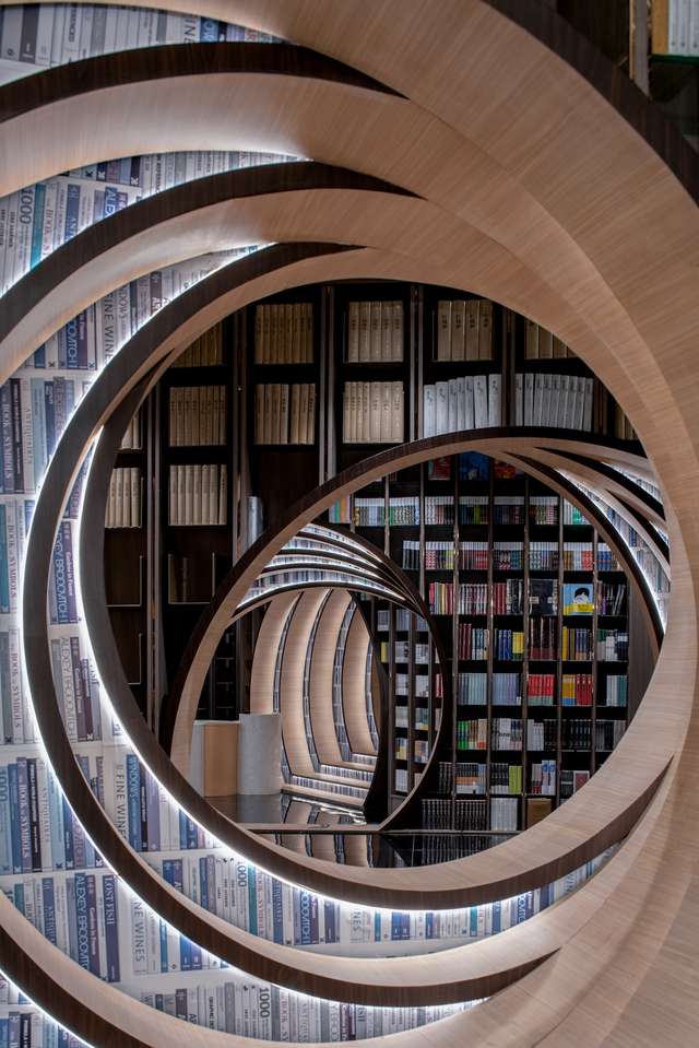 Книголюби оцінять: дивіться, як виглядає футуристична книгарня у Пекіні - фото 415201