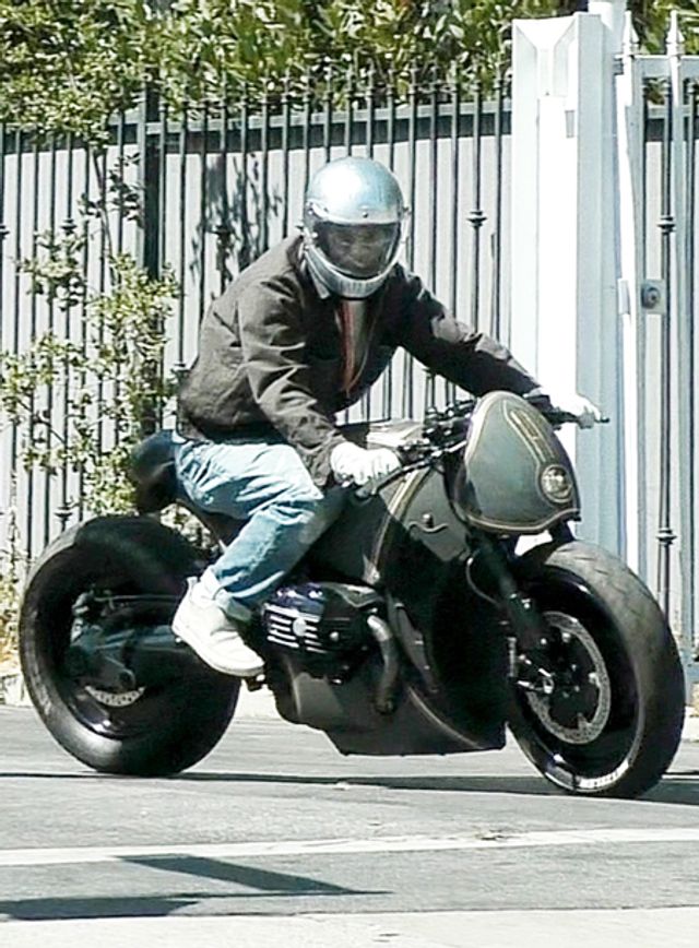 Бред Пітт приїхав у гості до Джолі на крутому мотоциклі: фото - фото 415229