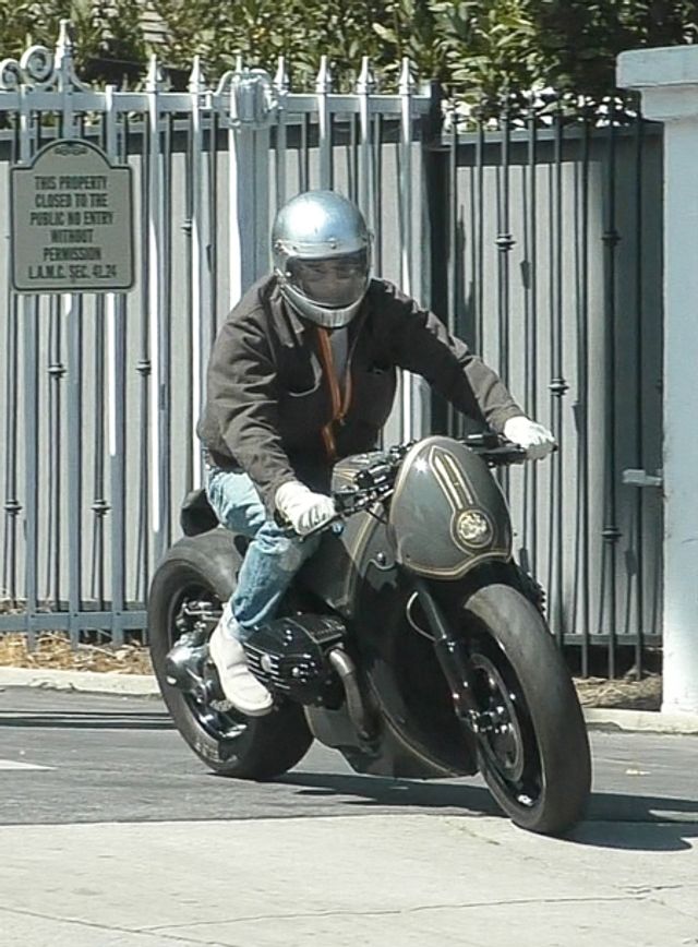 Бред Пітт приїхав у гості до Джолі на крутому мотоциклі: фото - фото 415230