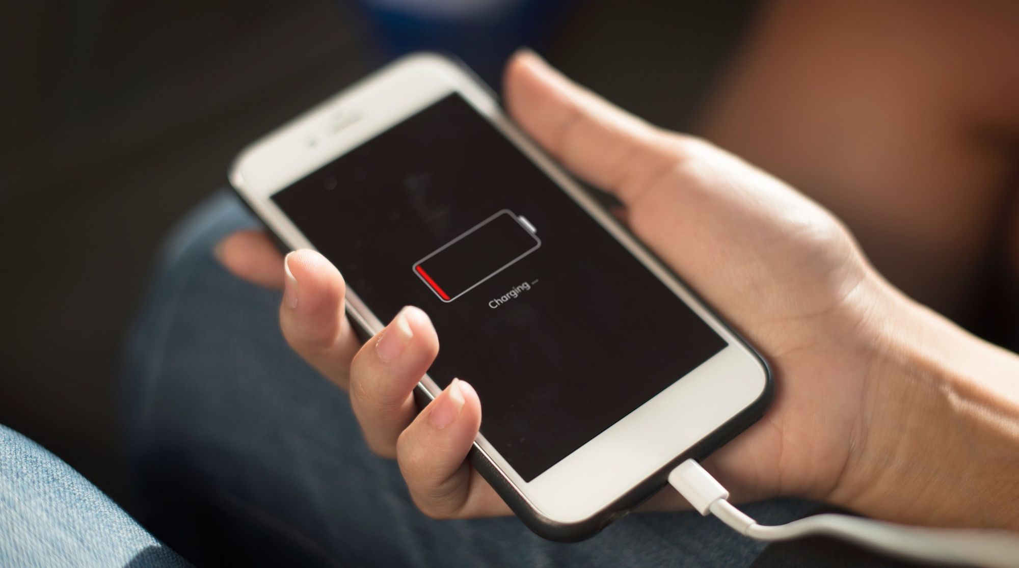 Власники iPhone масово скаржаться на швидкий розряд акумуляторів