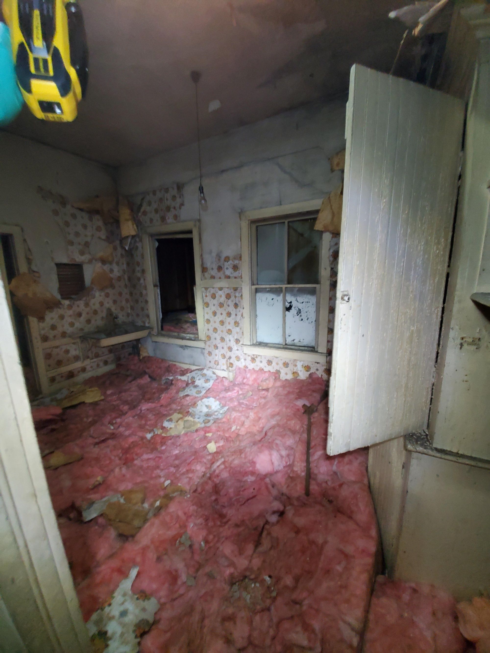 Хлопець знайшов на другому поверсі свого будинку потаємне житло: шокуючі фото - фото 1