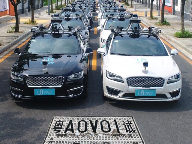 У Китаї з'явилося перше роботизоване таксі без водія - фото 415583