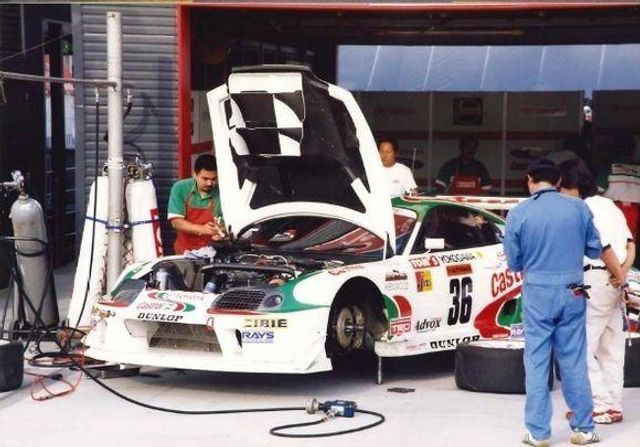 У гаражі на 22 роки забули унікальну гоночну Toyota Supra: як вона виглядає зараз - фото 415686