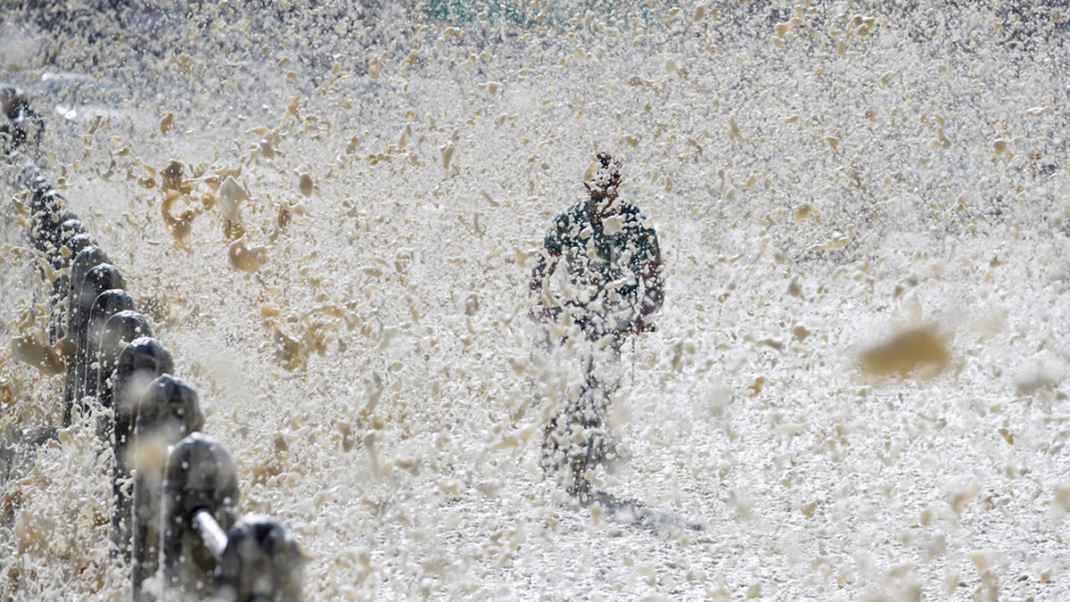 Океанська піна накрила узбережжі Кейптауна після шторму: видовищні кадри