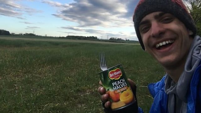 Через карантин грек добирався додому з Шотландії на велосипеді - фото 415726