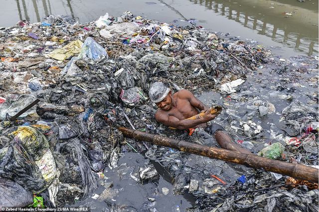 Названа найжахливіша робота у світі: шокуючі знімки - фото 415737