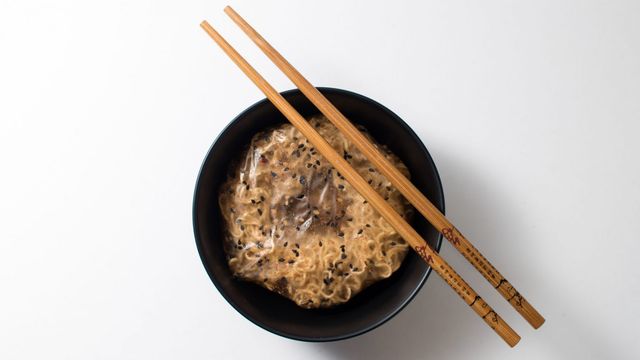 Створено упаковку для локшини, яка перетворюється у соус під час приготування - фото 415747