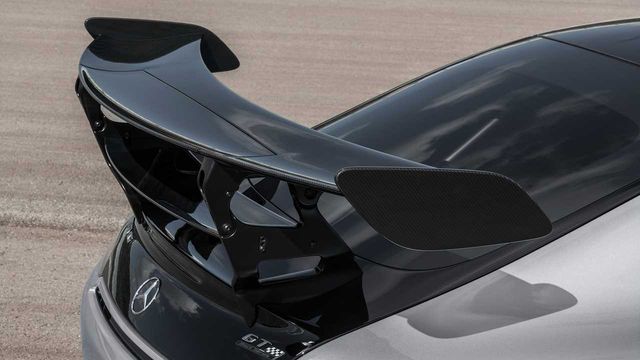 Mercedes-AMG представила свій найпотужніший суперкар - фото 416048