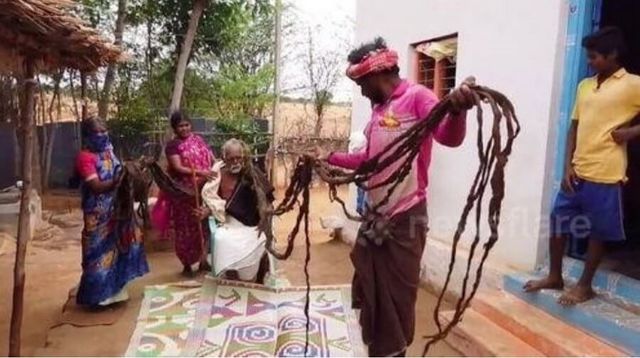 В Індії 95-річний дідусь жодного разу не стригся і відростив сім метрів волосся: фотофакт - фото 416063