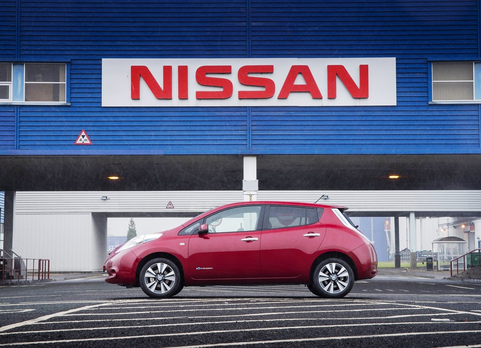 Nissan представив новий логотип: фотопорівняння