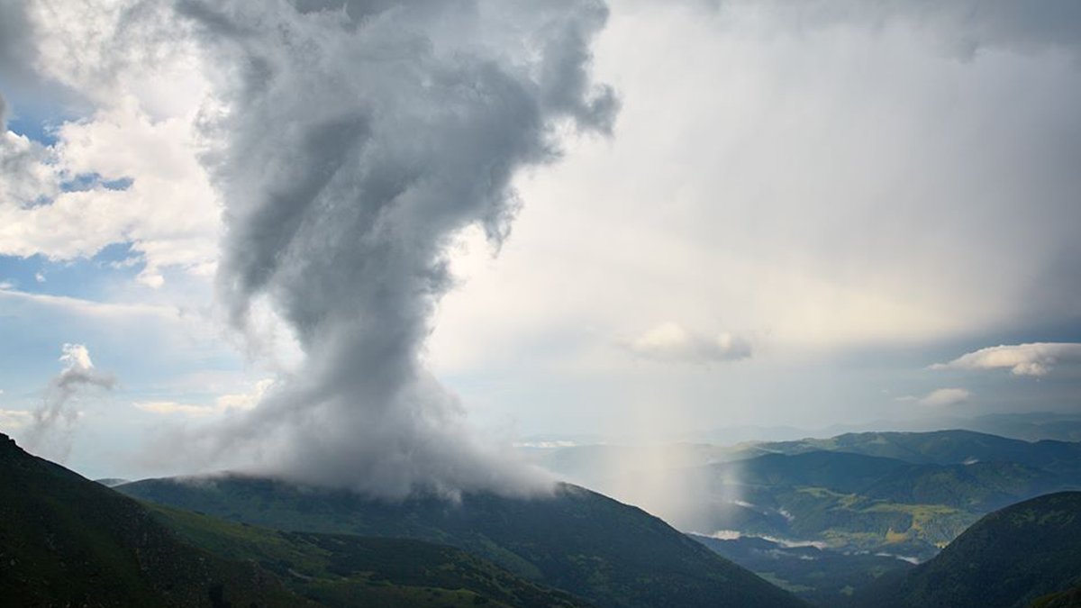 У Карпатах пронісся незвичайний смерч: вражаюче фото
