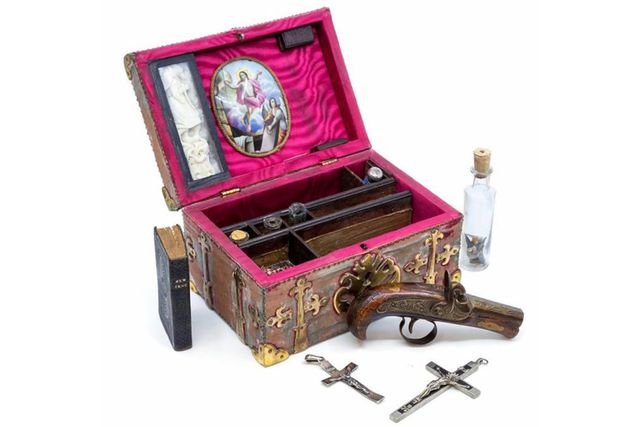 У Британії на торги виставили набір мисливця на вампірів XIX століття - фото 416220