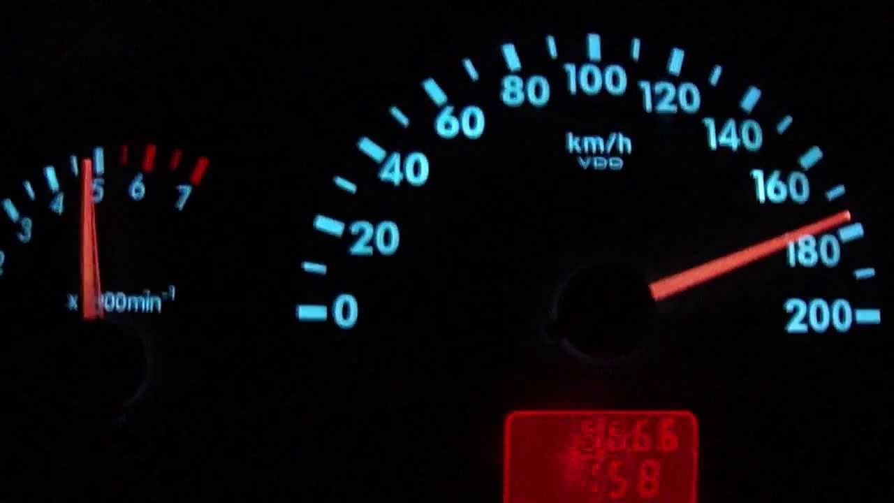 Безрозсудний водій BMW похизувався їздою у 180 км/год по зустрічній смузі: відео - фото 1