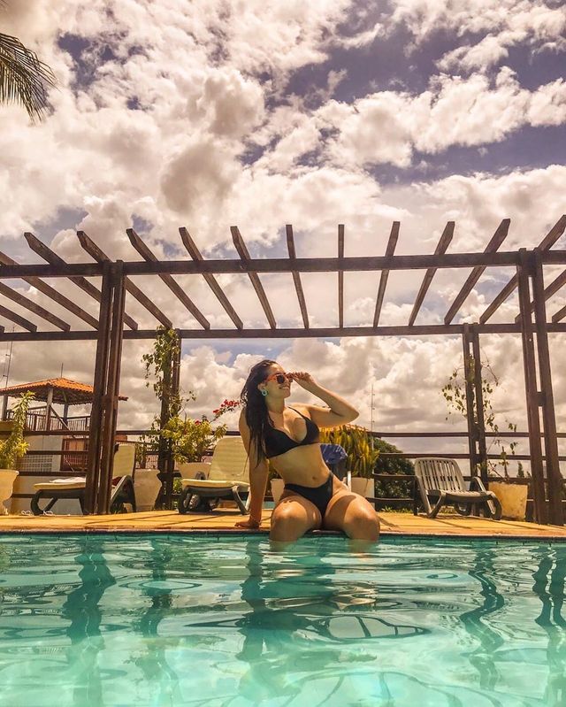 Дівчина тижня: екзотична стюардеса Бруна Ларісса, яка заводить мережу своєю фігурою (18+) - фото 416316