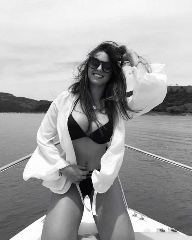 Дівчина тижня: екзотична стюардеса Бруна Ларісса, яка заводить мережу своєю фігурою (18+) - фото 416319