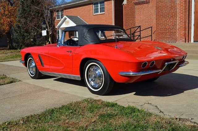 Священники розігрують у лотерею рідкісний Chevrolet Corvette - фото 416347