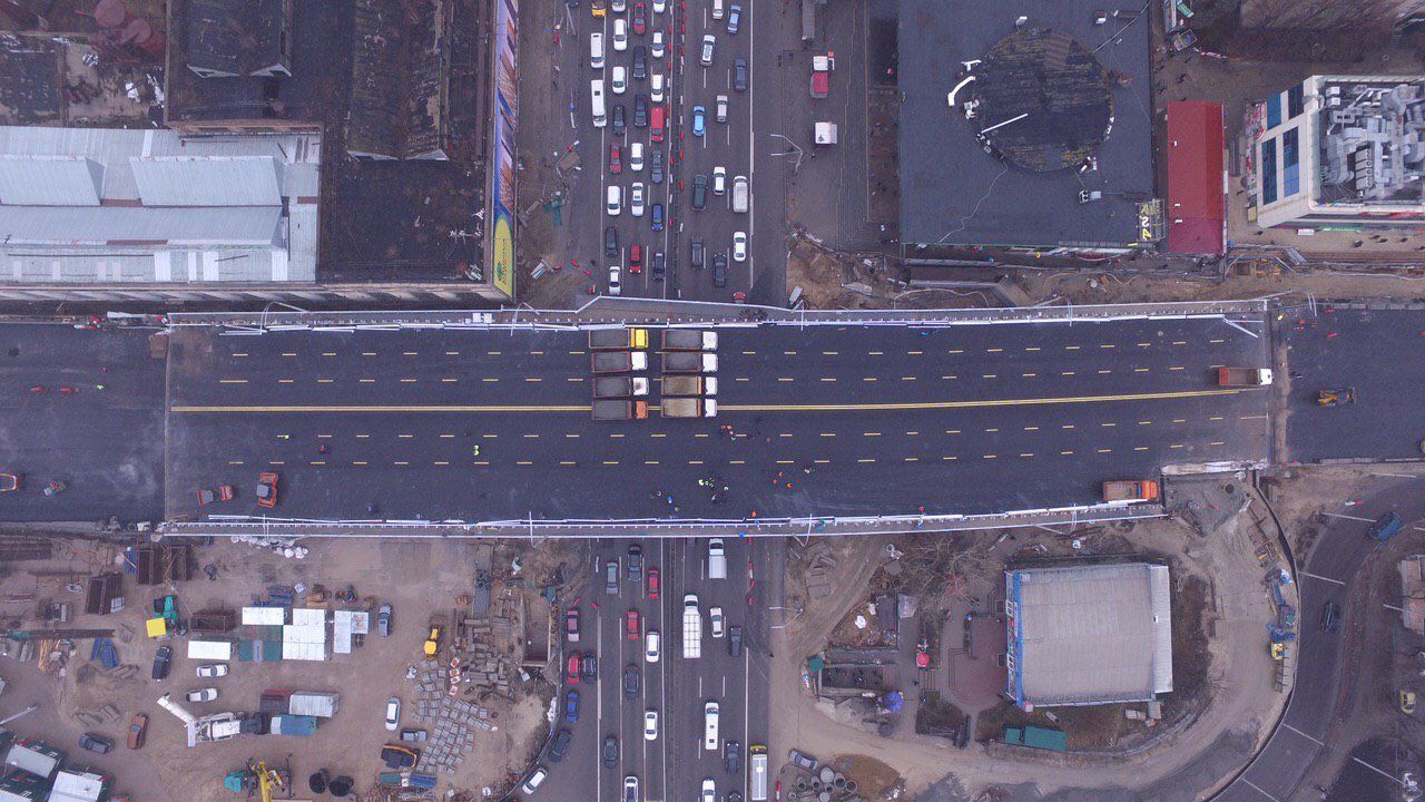 Київські водії проїхали по сирому асфальту на Шулявському мості: епічне відео