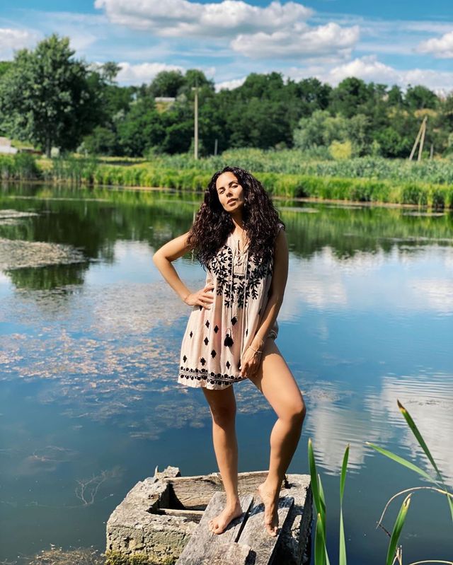 Настя Каменських спокусила мережу гарячим образом у короткому платті - фото 416554