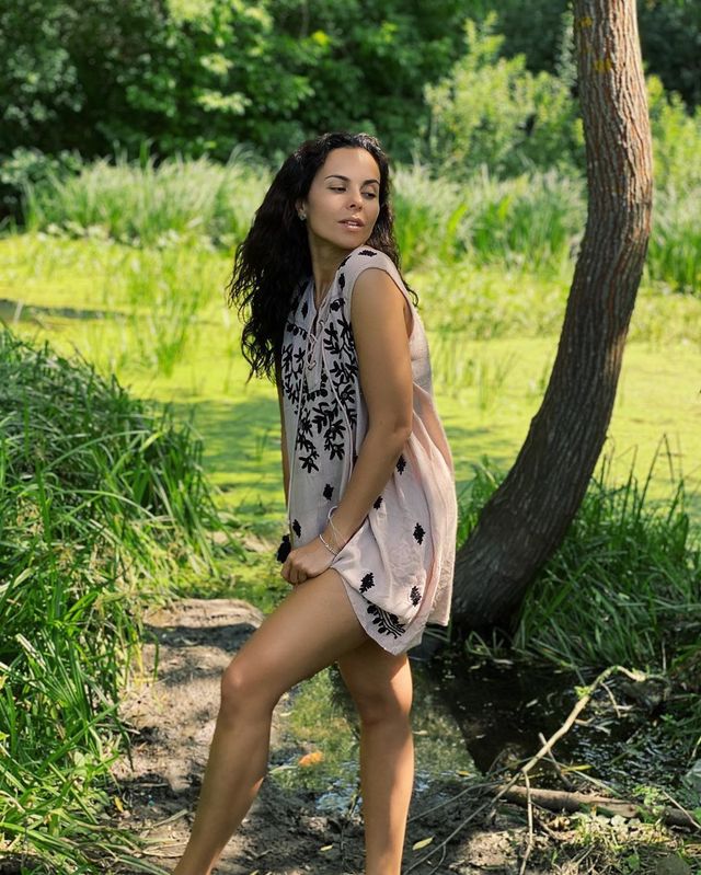 Настя Каменських спокусила мережу гарячим образом у короткому платті - фото 416555
