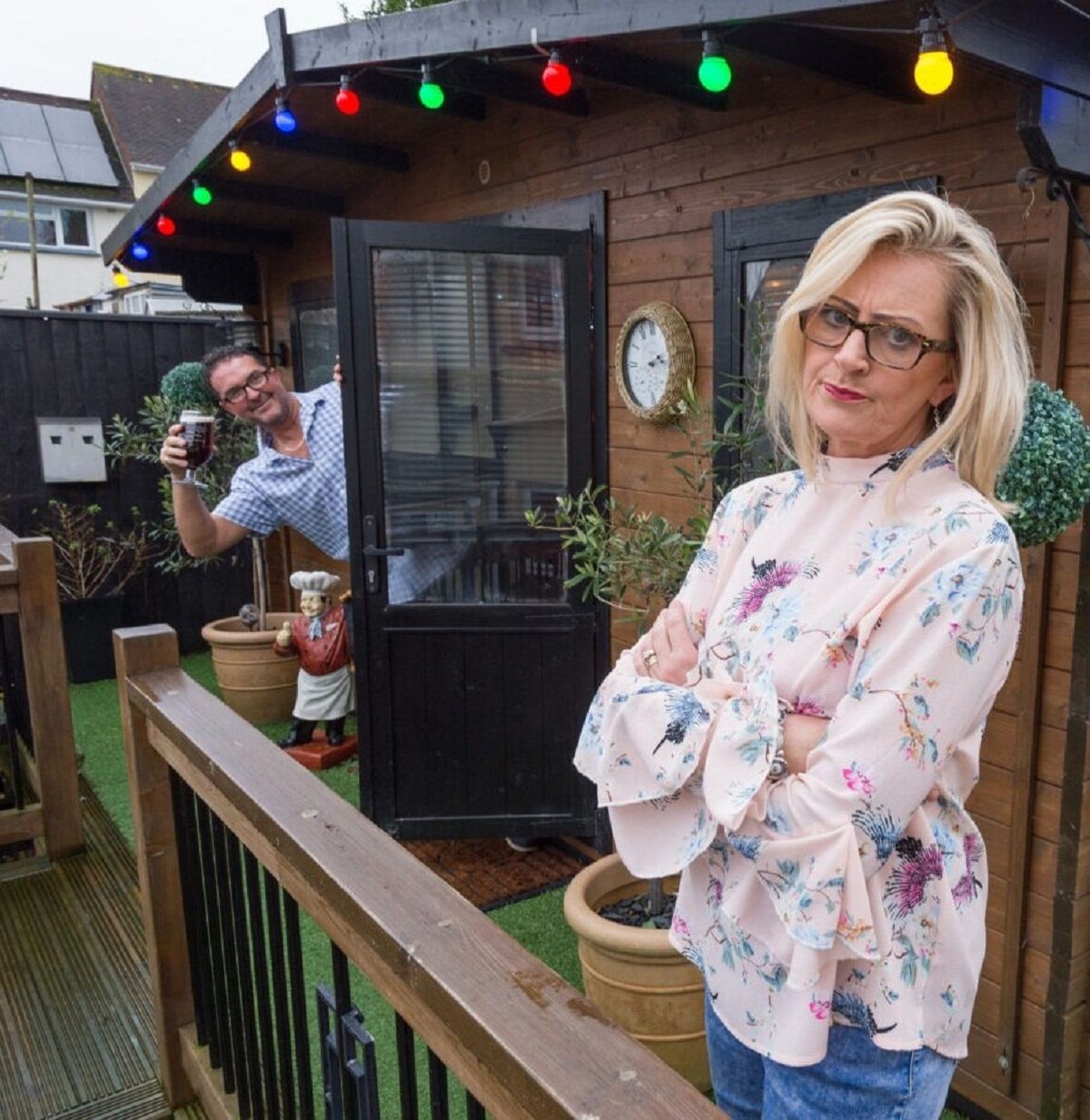 Британка відкрила бар для свого чоловіка - фото 1