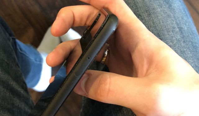 Власники Google Pixel 4 XL зіткнулися з новою проблемою: цього разу гаджет ділиться на два - фото 416597