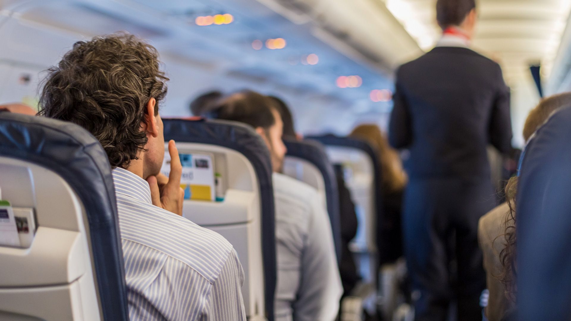 Стюардеса розповіла, чому під час польоту не варто користуватися навушниками