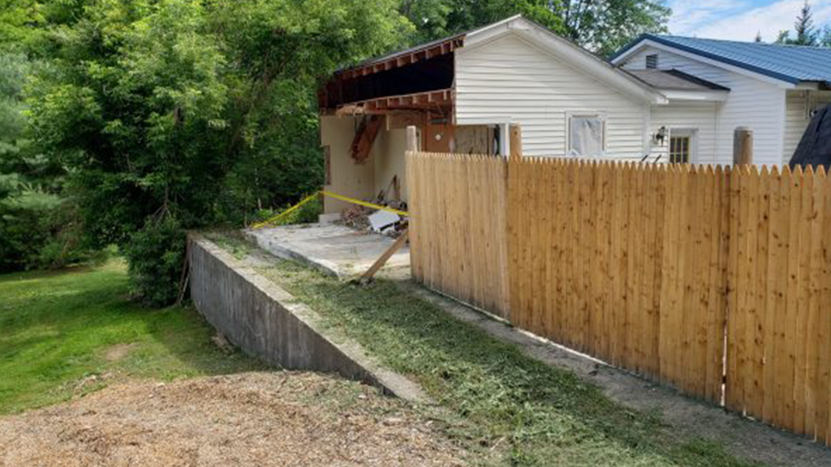 Американець не міг поділити з сусідами територію, тому розрізав їхній гараж навпіл: фото