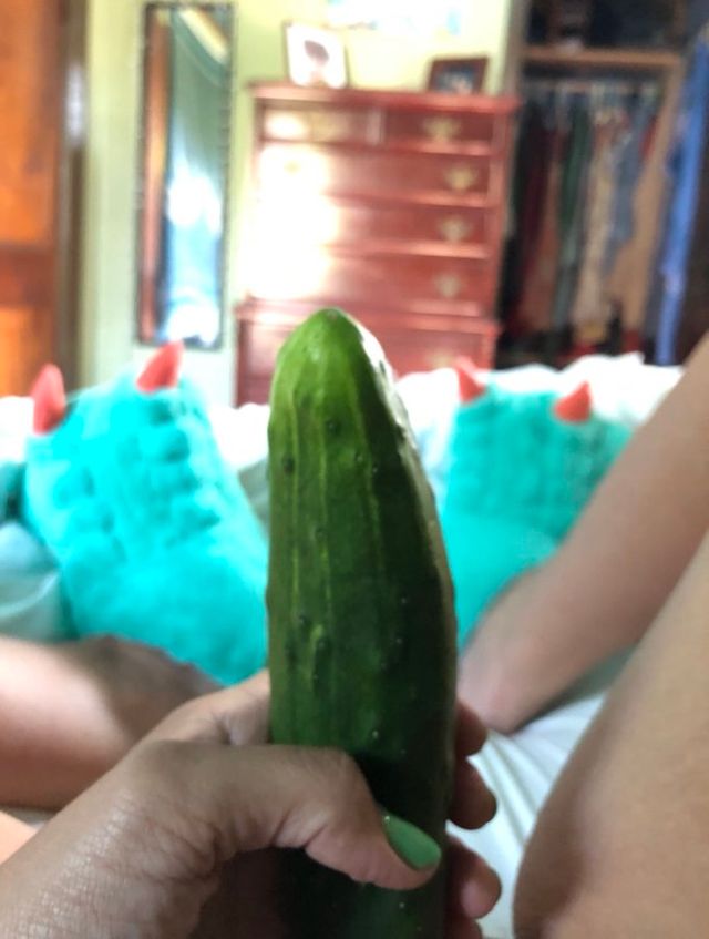 Як правильно робити дікпіки: кумедна інструкція від дівчини на прикладі огірка - фото 416699