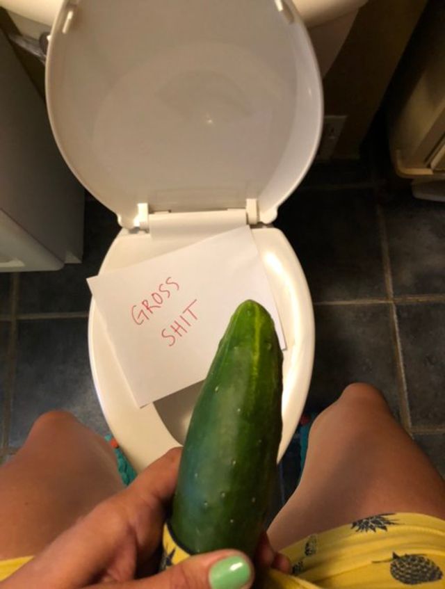 Як правильно робити дікпіки: кумедна інструкція від дівчини на прикладі огірка - фото 416703