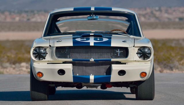 Легендарний Ford Mustang Shelby GT350R продали за шалені гроші - фото 416712