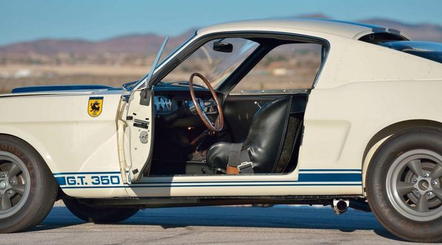 Легендарний Ford Mustang Shelby GT350R продали за шалені гроші - фото 416713