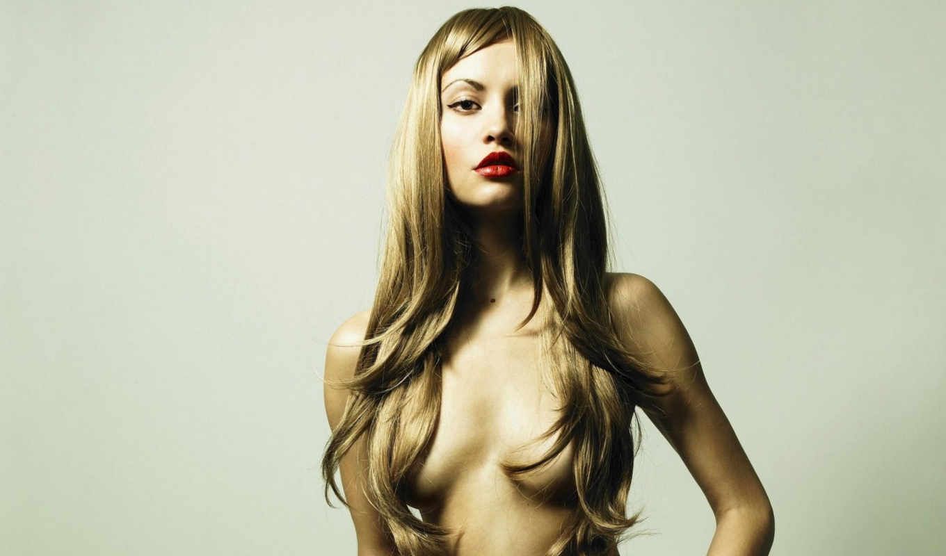 У США дівчина топлес еротично станцювала на людній парковці: відверте відео (18+) - фото 1