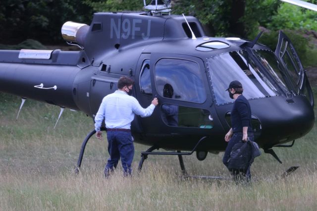 Том Круз прилетів на обід на приватному вертольоті: фотофакт - фото 416763