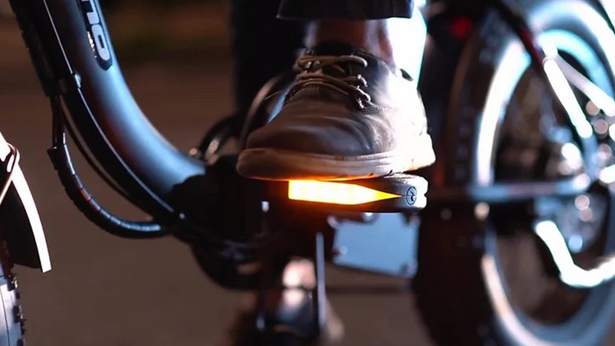 Представлено електровелосипед з педалями-поворотниками