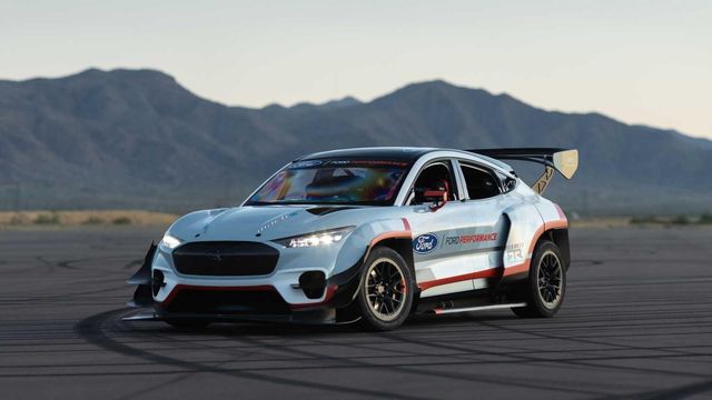 7 двигунів і дрифт-режим: представлено гоночний Ford Mustang Mach-E - фото 416847