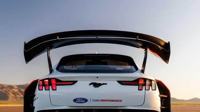 7 двигунів і дрифт-режим: представлено гоночний Ford Mustang Mach-E - фото 416848