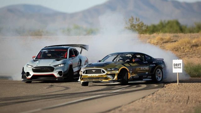 7 двигунів і дрифт-режим: представлено гоночний Ford Mustang Mach-E - фото 416849
