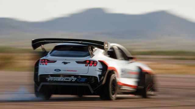 7 двигунів і дрифт-режим: представлено гоночний Ford Mustang Mach-E - фото 416851